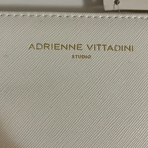 Adrienne Vittadini charging wallet wristlet white saffiano New - Picture 2 of 14